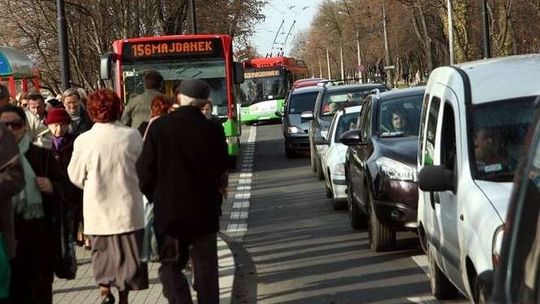 Wszystkich Świętych w Lublinie. Darmowe autobusy, jak dojechać i zaparkować?