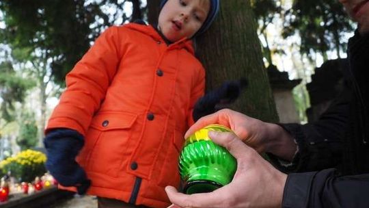 Wszystkich Świętych w Lublinie: Kwesty na cmentarzach. Monety, banknoty i znicze