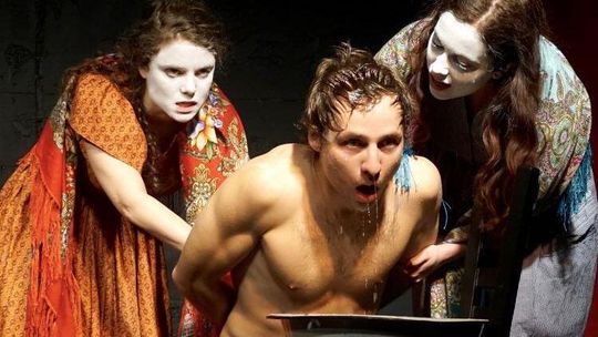 „Wszystkie drogi prowadzą na Dworzec Kurski”. Recenzja spektaklu