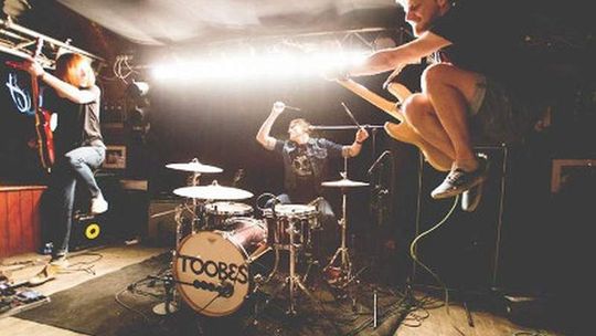 Wszystkie Strony Świata: The Toobes, Madvision i Młoda Polska Filharmonia