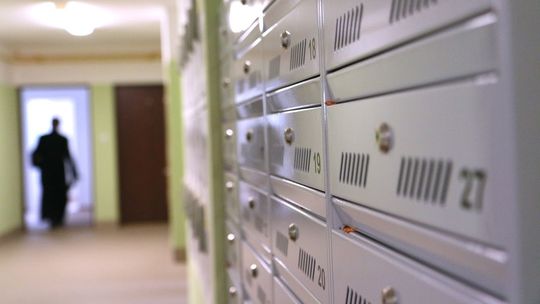 Wulgaryzmy na meblach, a w szafce odchody. To właścicielka mieszkania zastała po lokatorach