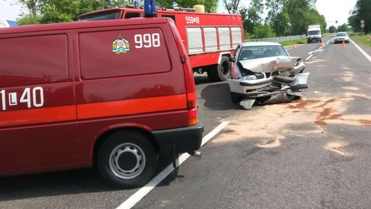 Wybiegł łoś. Poważny wypadek w Dominiczynie, trzy osoby ranne. Zablokowana DK82