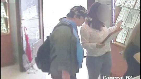 Wybierała biżuterię, a złodziej ukradł jej portfel 