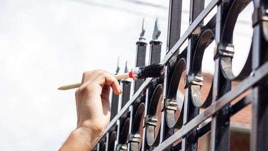 Wybierasz metalowy płot? Zabezpiecz go przed rdzą