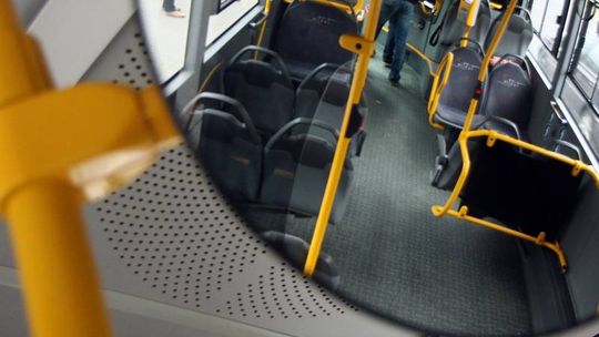 Wybił koszem szybę w autobusie i zasnął na siedzeniu (wideo)