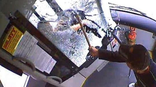 Wybił szybę, bo kierowca go zdenerwował