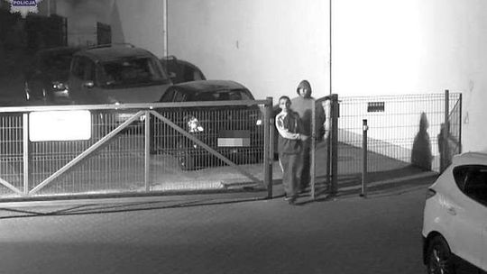 Wybili szybę w oplu i ukradli sprzęt. Nie wiedzieli, że obok była kamera (wideo)