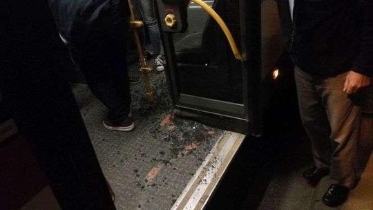 Wybita szyba, zakrwawione pasażerki. Wypadek w autobusie po koncercie The Cranberries