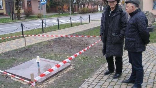 Wybitny polski rzeźbiarz stworzył pomnik Misji Jana Karskiego. Dzisiaj monument stanie na rynku