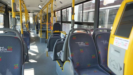 Wybór siedzenia w autobusie wpływa na możliwość infekcji SARS-CoV-2? Tak twierdzą naukowcy