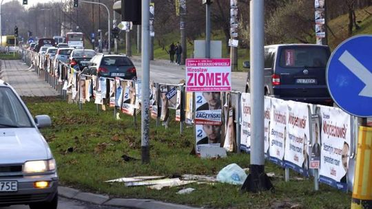 Wyborczy śmietnik ma zniknąć z ulic. Chcą podwyżki opłat za plakaty