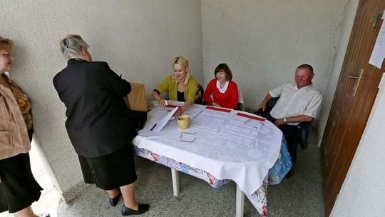 Wybory pod chmurką. Komisja urzędowała na dworze, bo urzędnicy wymienili zamki