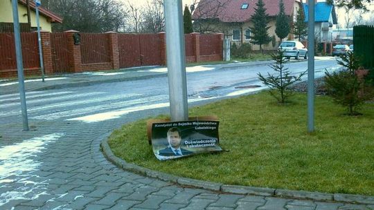 Wybory się skończyły a plakaty nadal zaśmiecają miasto. Kandydat: Jestem zdziwiony