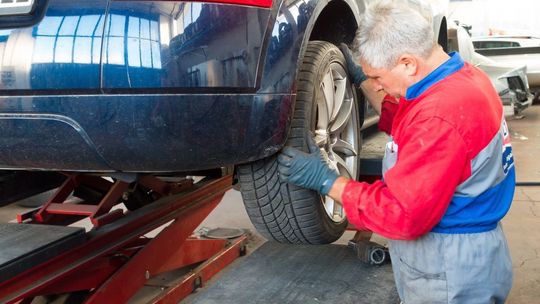 Wybrane oferty pracy za granicą. Ile zarabia mechanik, szwaczka czy elektryk?