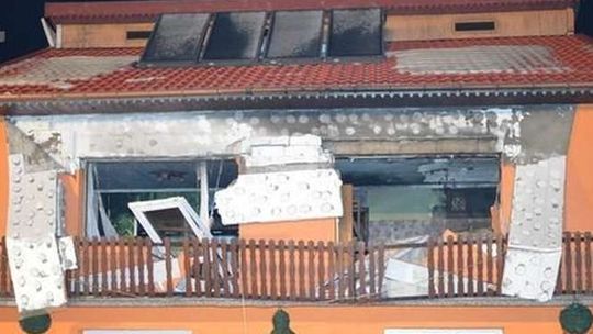 Wybuch butli z gazem zniszczył dom. 23-latek dogrzewał pokój "słoneczkiem" (zdjęcia)