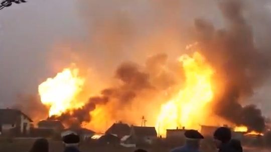 Wybuch gazu w Jankowie w Wielkopolsce. Płoną domy, zginęły 3 osoby (wideo, youtube)