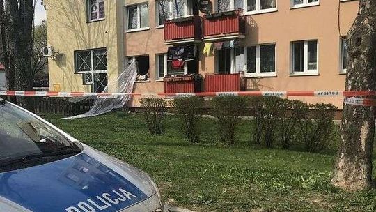 Wybuch i pożar w jednym z mieszkań. Dwie osoby poważnie ranne, jedna z nich była karana za narkotyki  