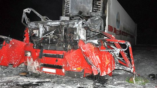 Wybuch wyrzucił kierowcę tira kilkanaście metrów od kabiny (zdjęcia)
