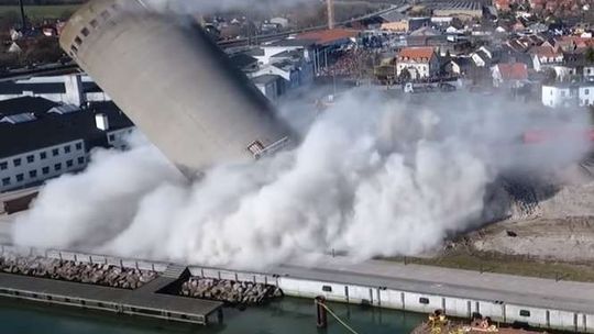 Wyburzanie silosu poszło nie tak. Duże zniszczenia [wideo]