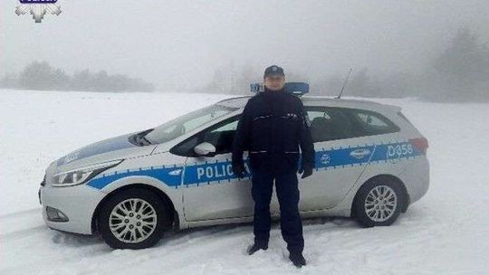 Wychłodzony mężczyzna stał w oknie. Policjant wezwał karetkę 