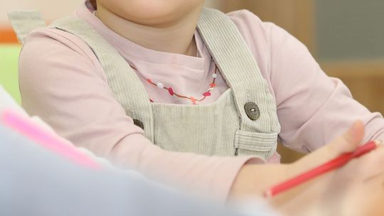 Wychowawczyni w przedszkolu przykleiła dzieci taśmą do krzeseł
