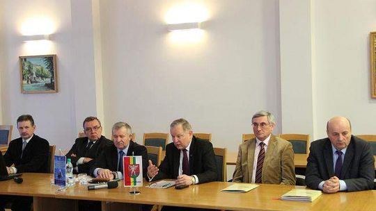 Wycięgnęli ludzi z szamba. Wreszcie jest jak w mieście