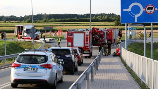 Wyciek kwasu siarkowego na ważnym skrzyżowaniu. Droga zablokowana