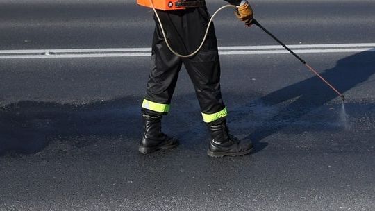 Wyciek oleju napędowego z ciężarówki na drodze krajowej Łęczna - Włodawa