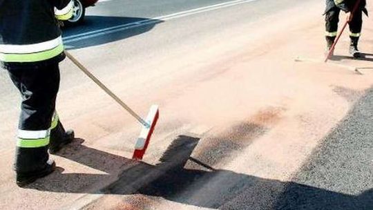 Wyciek oleju z ciężarówki na odcinku kilkudziesięciu kilometrów