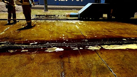 wyciek oleju z uszkodzonego kontenera w terminalu PKP Cargo