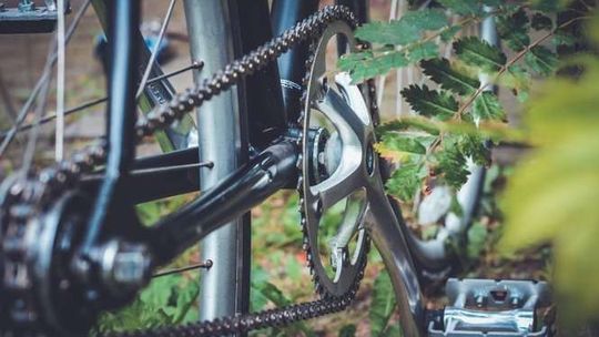 Wycieńczony rowerzysta leżał na poboczu drogi. Pomógł mu policjant