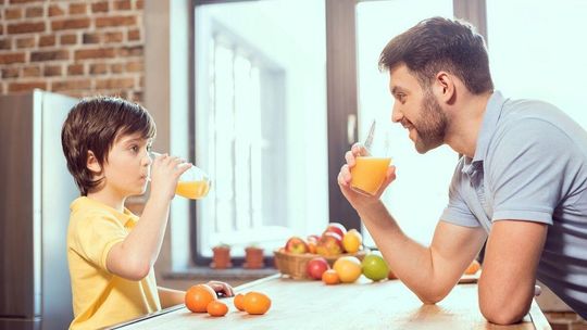Wyciskarki wolnoobrotwe czy sokowirówki? W czym przygotujesz zdrowsze soki?