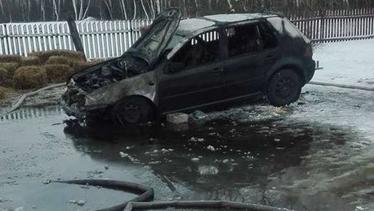 Wyczółki: Pożar samochodu zaparkowanego w oborze