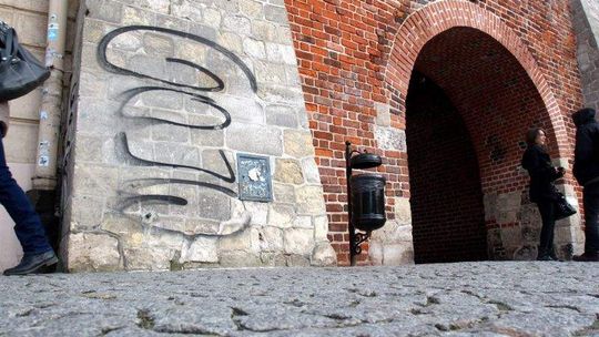 Wyczyszczą Bramę Krakowską. Za pieniądze wandala