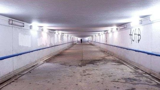 Wydali miliony na przystanek kolejowy. Zalany tunel, brak pomocy dla osób na wózku