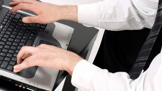 Wydawca lokalnego portalu grozi burmistrzowi sądem za wpis w internecie