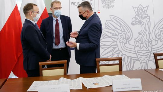 Wydrukują 800 tysięcy gazet promujących szczepienia. Koszt? Tajemnica handlowa