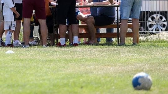 Wyganiał dzieci z boiska. Z nożem w ręku