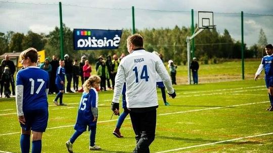 Wygrali konkurs. Mają już kolorowe boisko