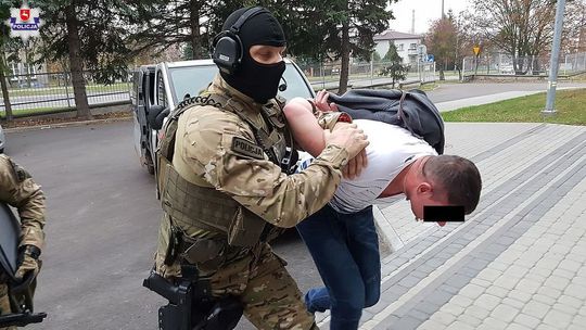 Wyjął broń i zażądał kluczyków do samochodu i zegarka. Zajęli się nim antyterroryści