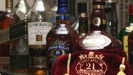 Wyjął maczetę i poprosił o whisky. Chwilę później wrócili po drugą butelkę