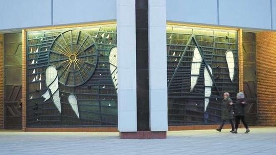 Wyjątkowe witraże na Czechowie. Zabezpieczono je pancerną szybą