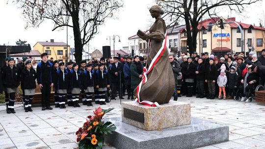 Wyjątkowy dzień dla Janowa Lubelskiego. Założycielka miasta stanęła na skwerze w rynku