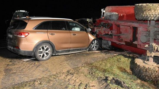 Wyjeżdżał z pola. W naczepę ciągnika wjechał kierujący kią