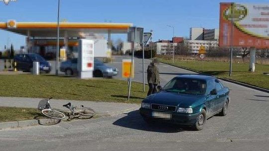 Wyjeżdżał ze stacji benzynowej. Potrącił rowerzystkę 