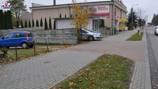 Wyjeżdżała z posesji i potrąciła pieszą. Kobieta trafiła do szpitala