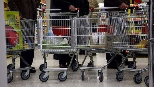 Wyjeżdżali pełnymi wózkami z marketów i uciekali