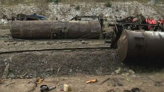 Wykoleił się pociąg, wyciekło 40 ton żywicy. Utrudnienia nadal trwają
