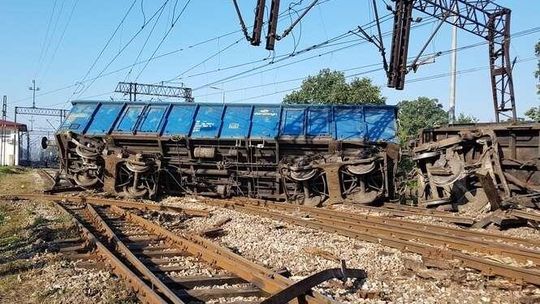 Wykoleił się pociąg. Wypadło 6 wagonów, linia kolejowa zablokowana (zdjęcia)