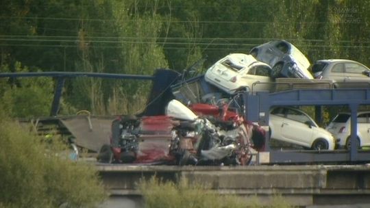 Wykoleił się pociąg z samochodami. Nowe fiaty spadły w przepaść (wideo)